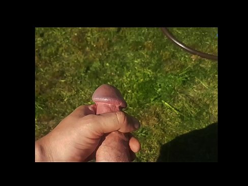 ❤️ A boazona fica com a rata rosa fodida e ejacula com um esguicho num jardim de Verão ❌ Porno em nós ☑