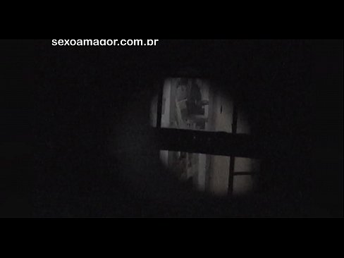 ❤️ Lourinho é filmado secretamente por um voyeur de bairro escondido atrás de tijolos ocos ❌ Porno em nós ☑