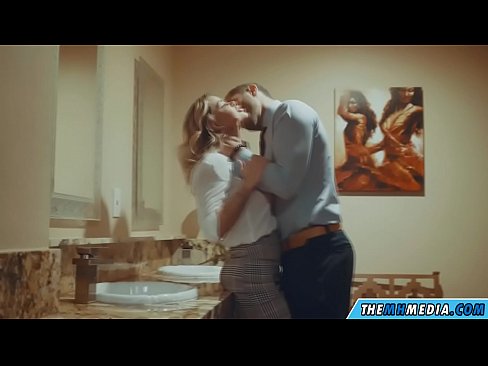 ❤️ Quando uma loira peituda o seduz numa casa de banho pública ❌ Porno em nós ☑